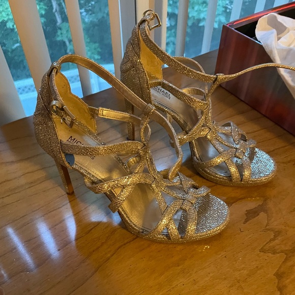 Gently used Michael Kors silver pumps size 7.5 - Picture 2 of 7